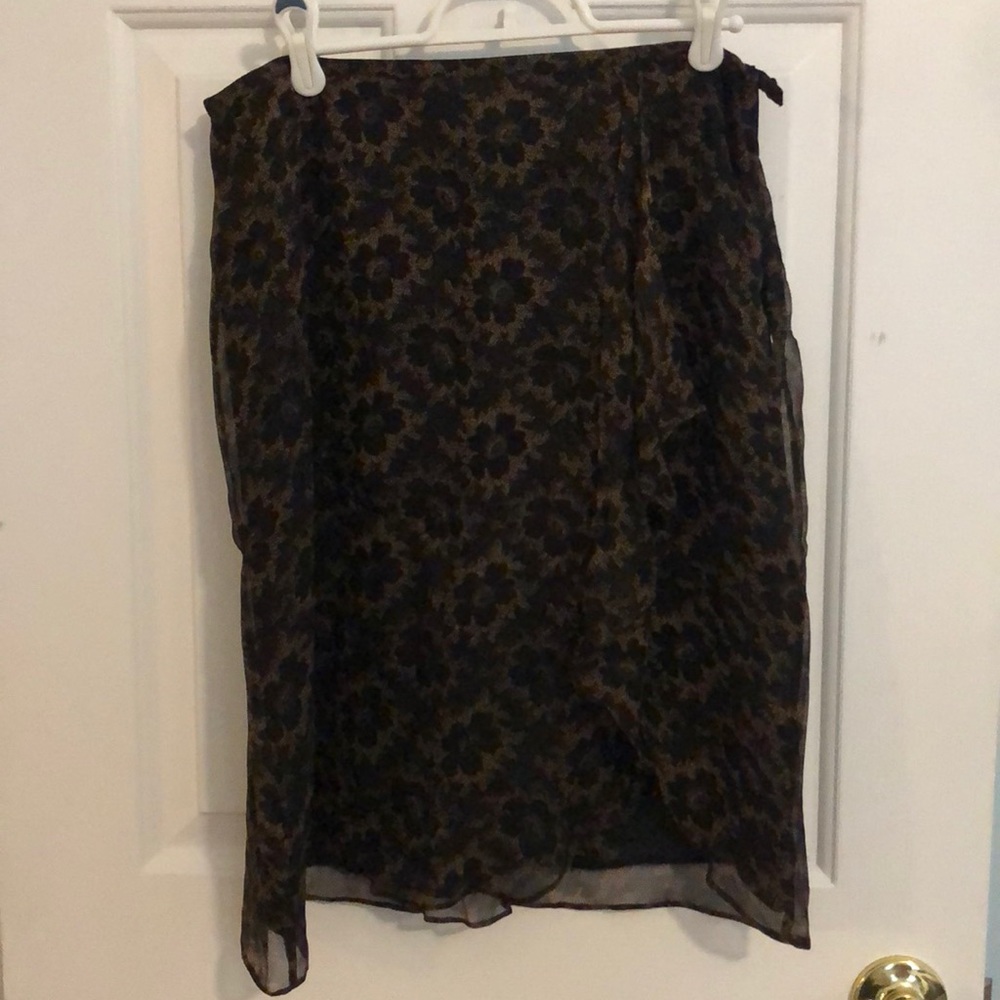 Side ruffle, floral skirt